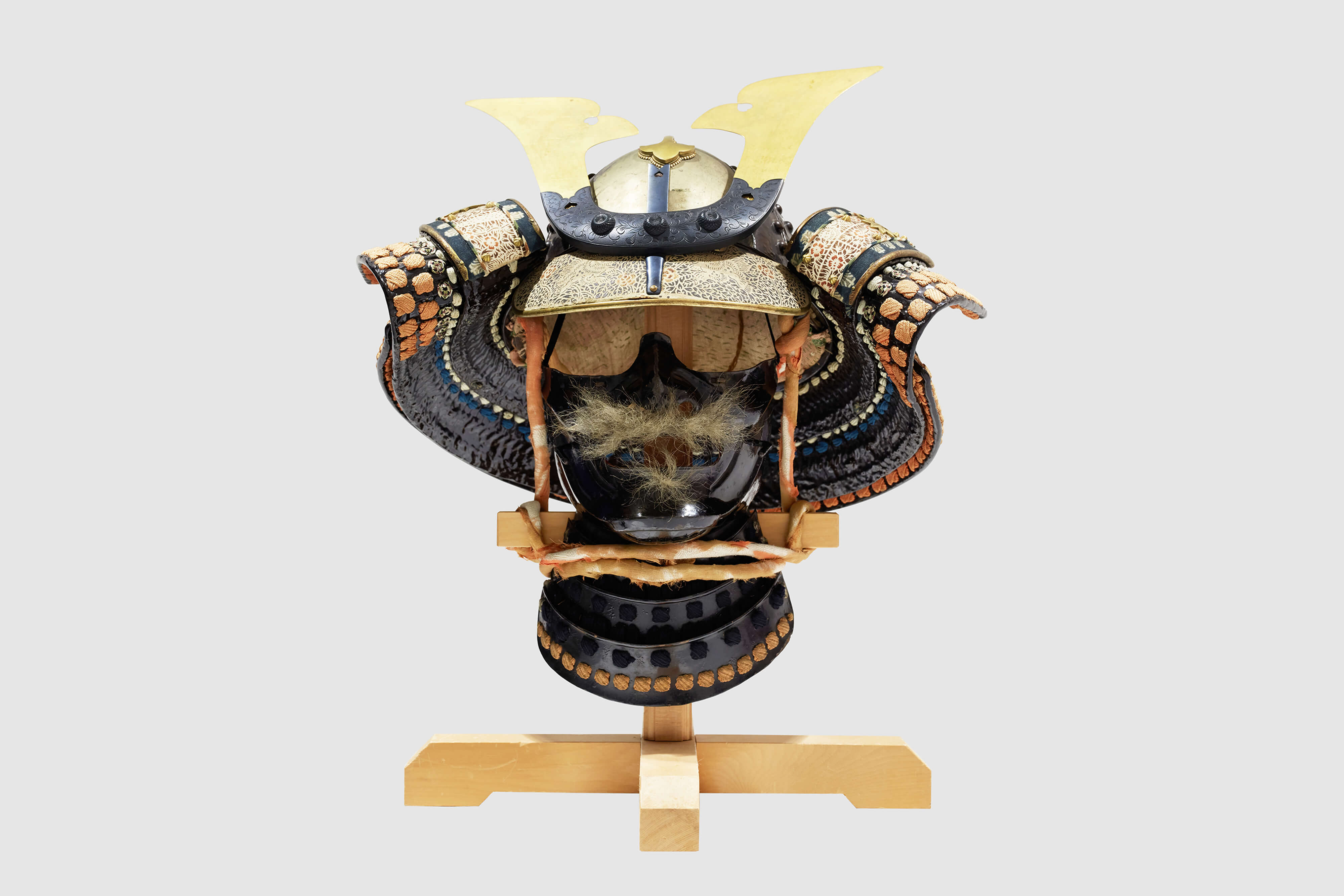 練革黒漆塗本小札紺裾濃威胴丸具足（兜）_main_01