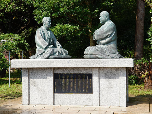 菅実秀と西郷隆盛の銅像