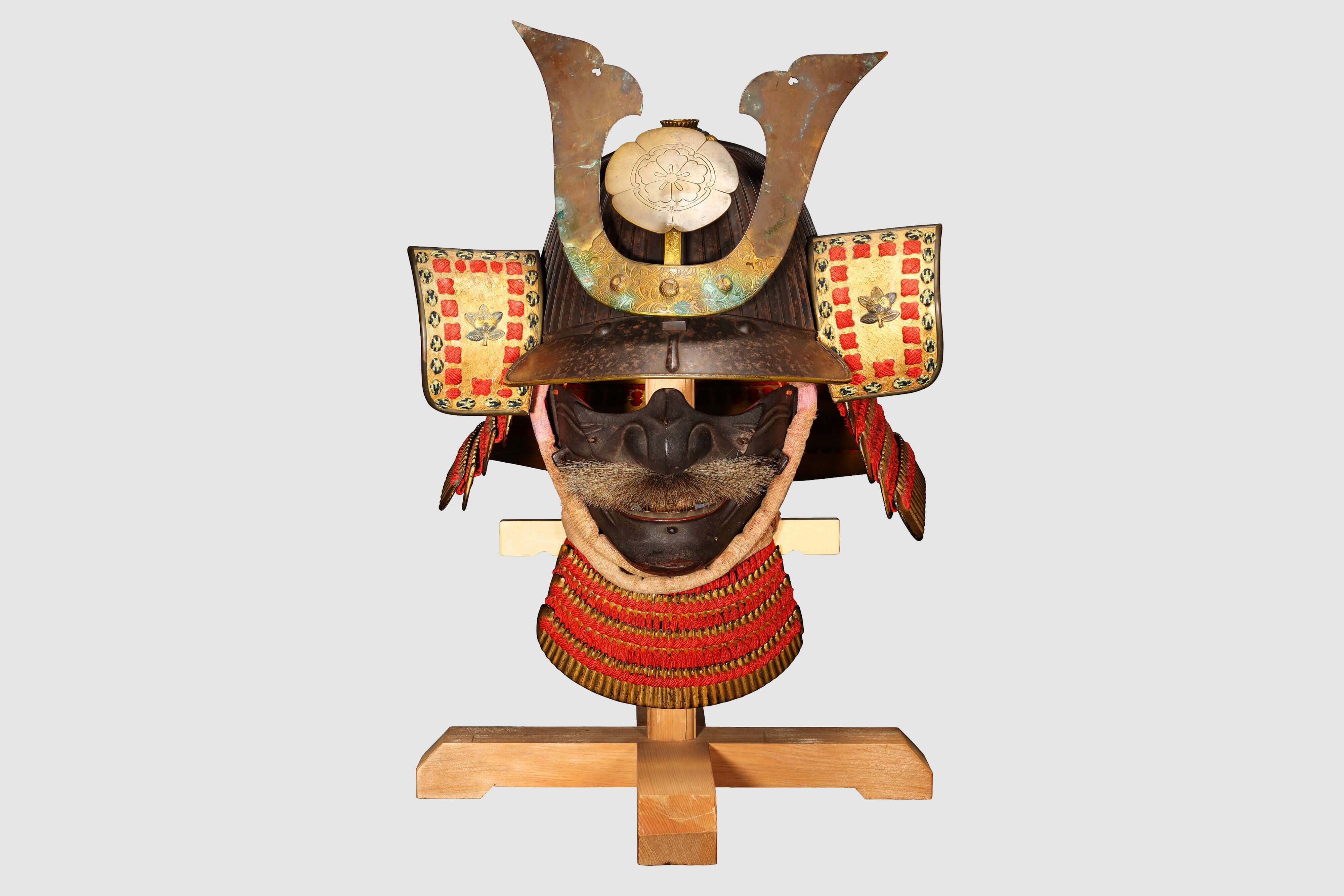 練革金切付小札緋糸威二枚胴具足 （兜）_main
