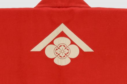 鉄朱漆塗縦矧胸取五枚胴具足陣羽織