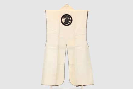 白羅紗地丸に荒枝付右三階松紋陣羽織