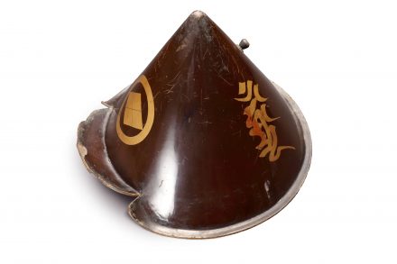 丸ニ割菱紋左右梵字黒塗突盔形陣笠