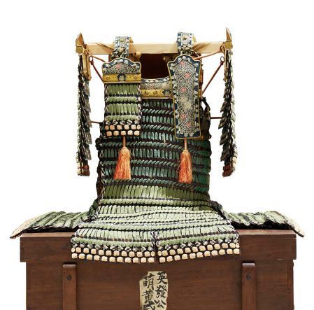 練革黒漆塗萌黄糸威大鎧