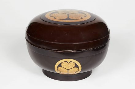三ツ葉葵紋蒔絵食籠