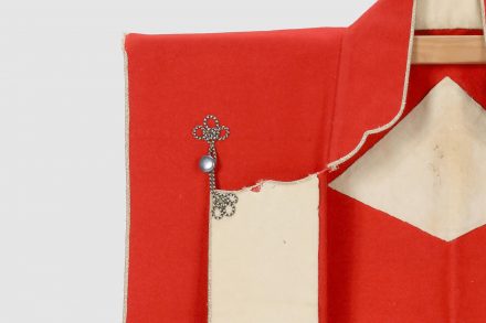 鉄朱漆塗縦矧胸取五枚胴具足陣羽織