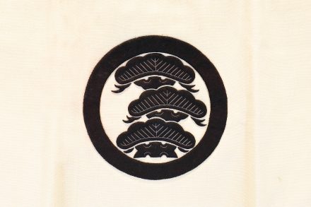 白羅紗地丸に荒枝付右三階松紋陣羽織